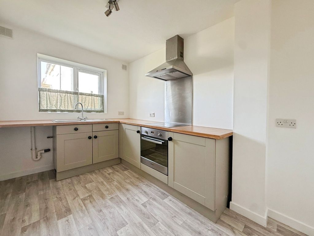 Property photo 3 of 11 Kitchen