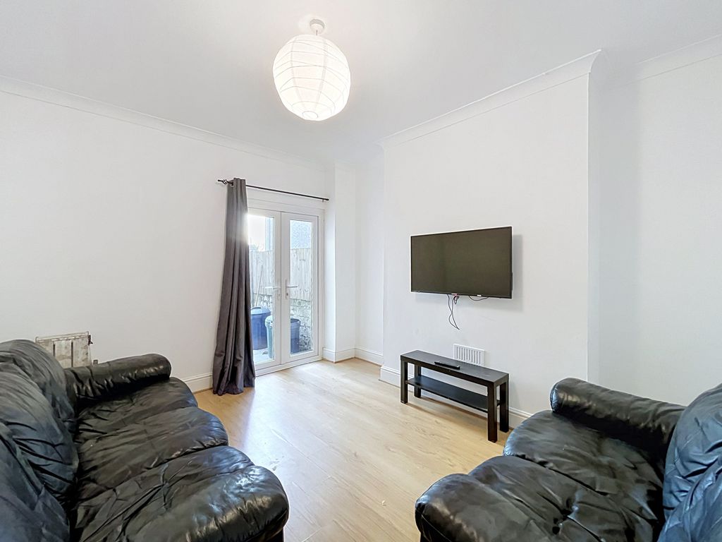 Property photo 2 of 14 Lounge