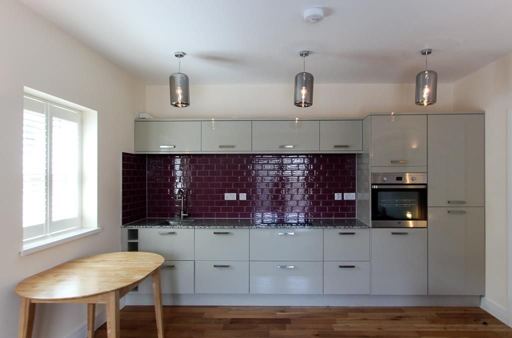 Property photo 2 of 9 5, 1-3 Howard Gardens Lr (4 Of 8).Jpg