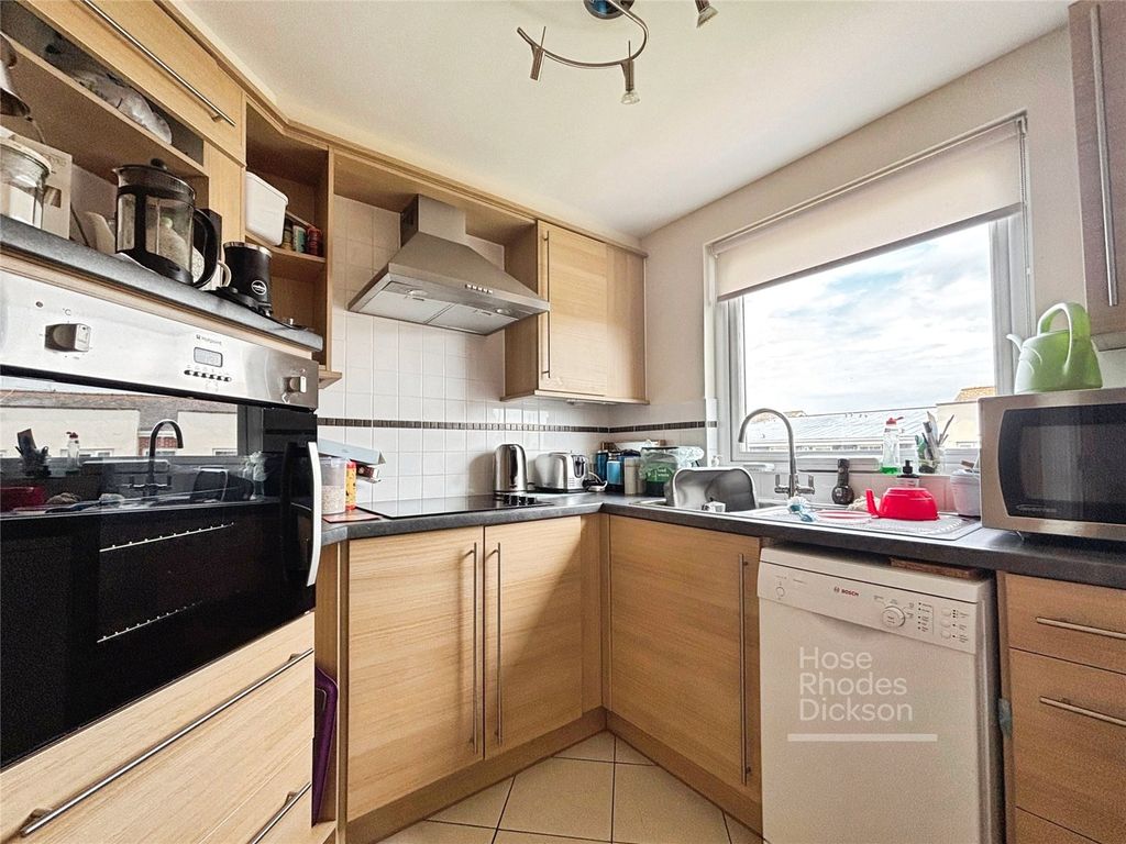 Property photo 3 of 10 Kitchen