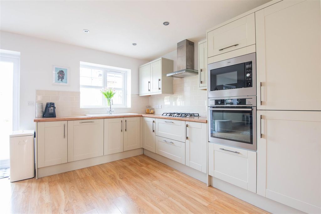 Property photo 2 of 20 Kitchen