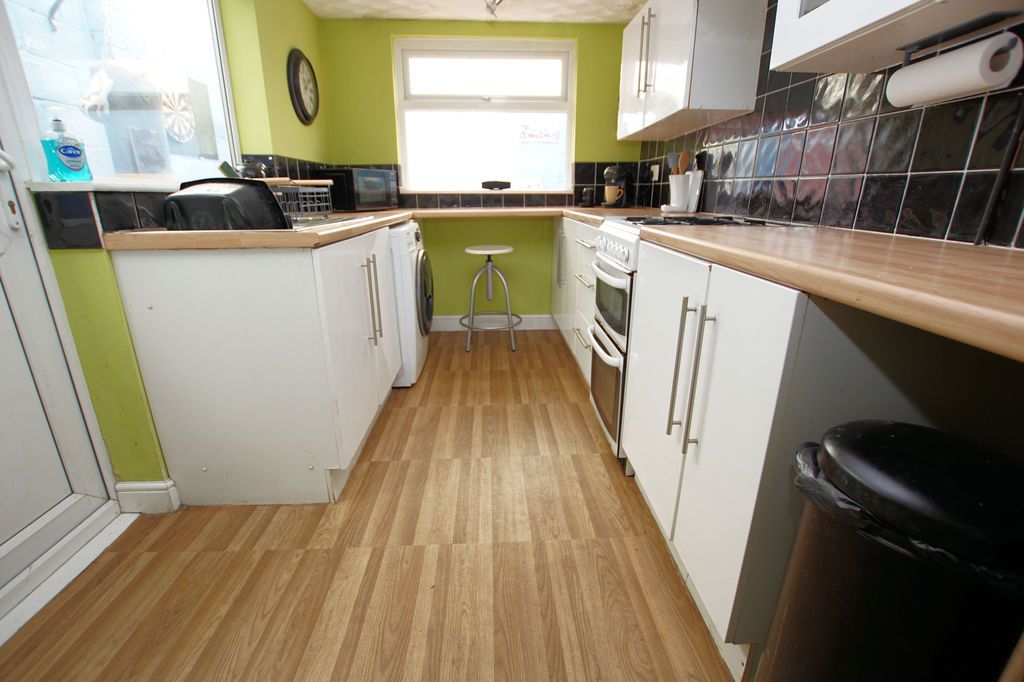 Property photo 3 of 11 Kitchen