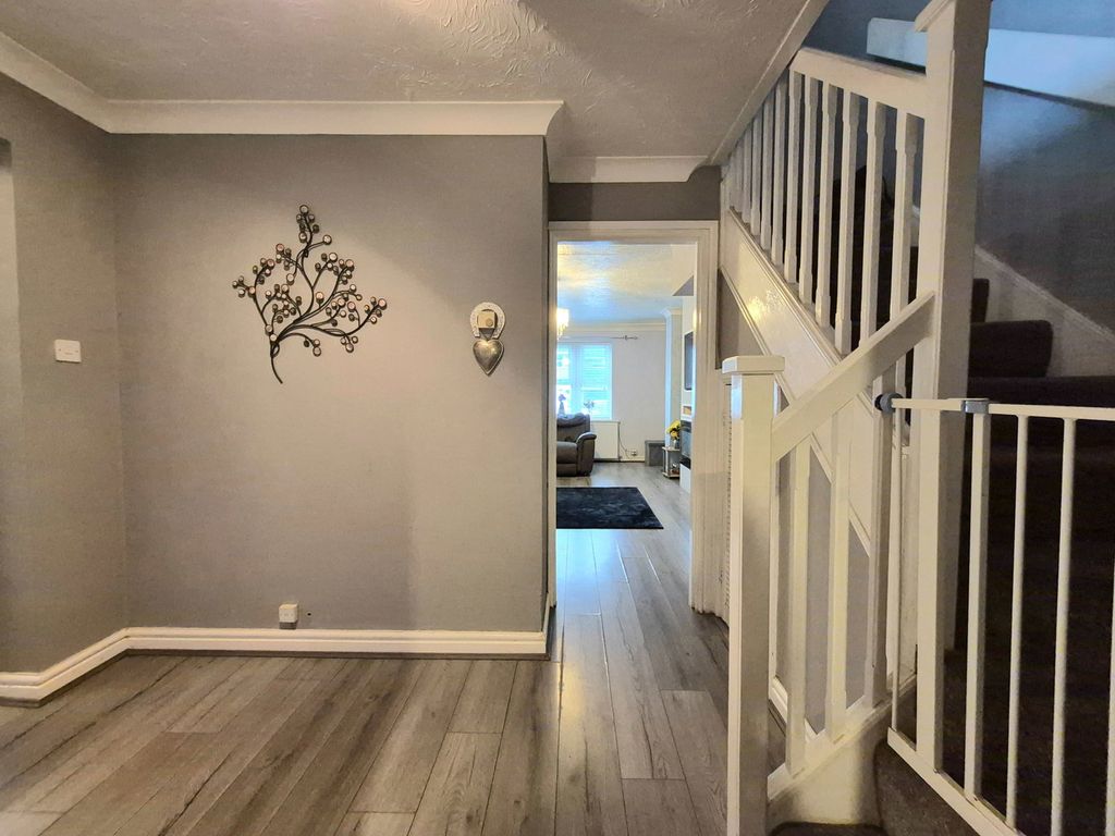 Property photo 2 of 28