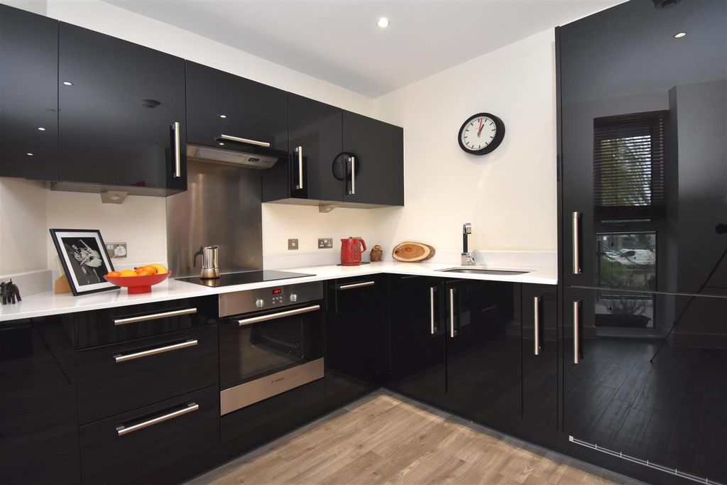 Property photo 2 of 7 Kitchen