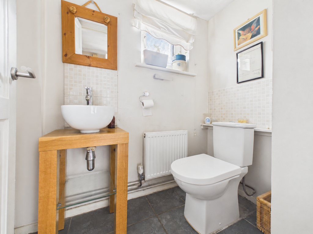 Property photo 2 of 20 Cloakroom