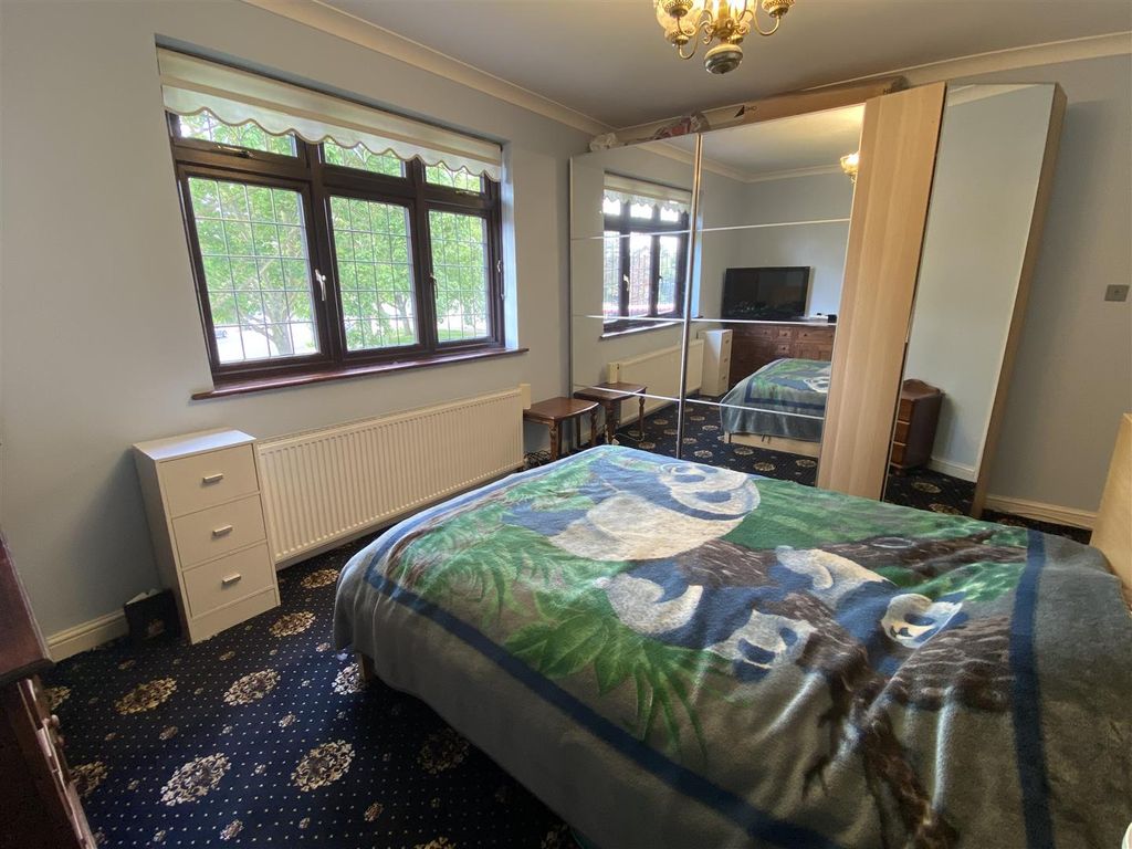 Additional image 15 of 4 bed semi-detached house for saleWood Lane, Dagenham RM8