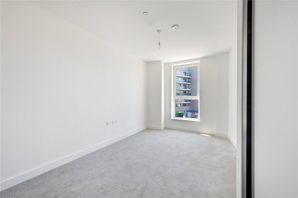 Property photo 2 of 15 Wayfare House South