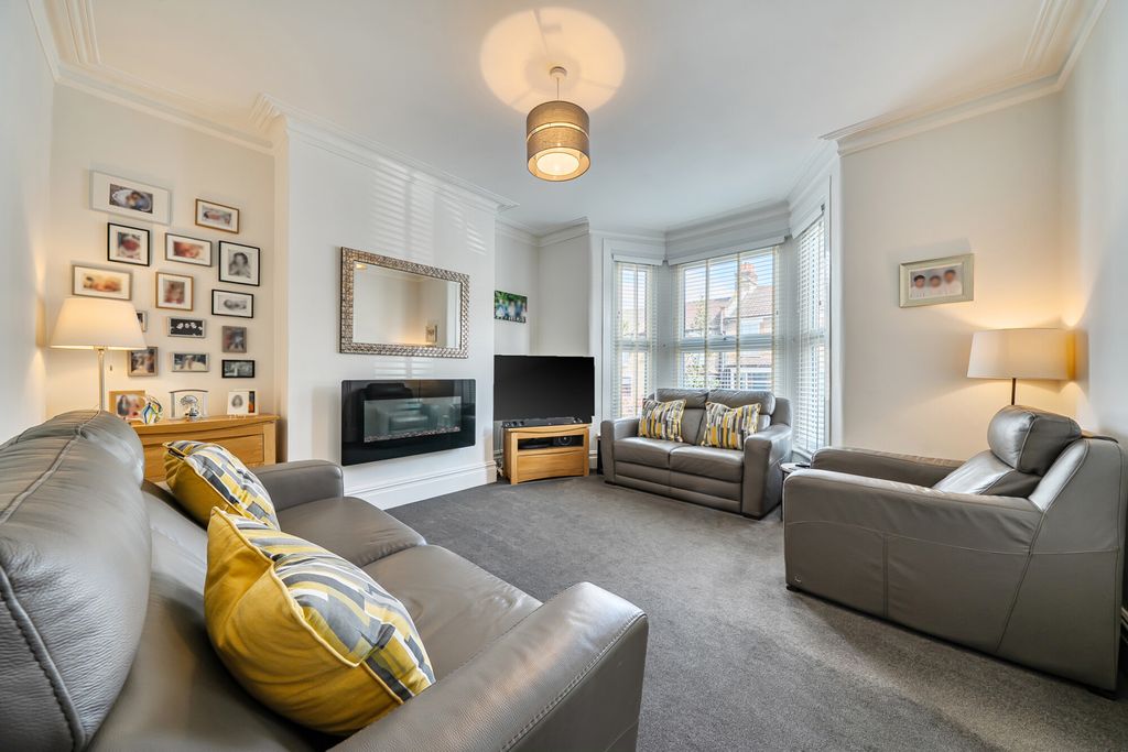 Property photo 2 of 22 Living Room