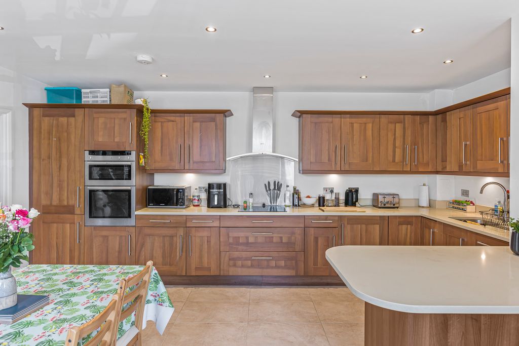 Property photo 2 of 12 652134