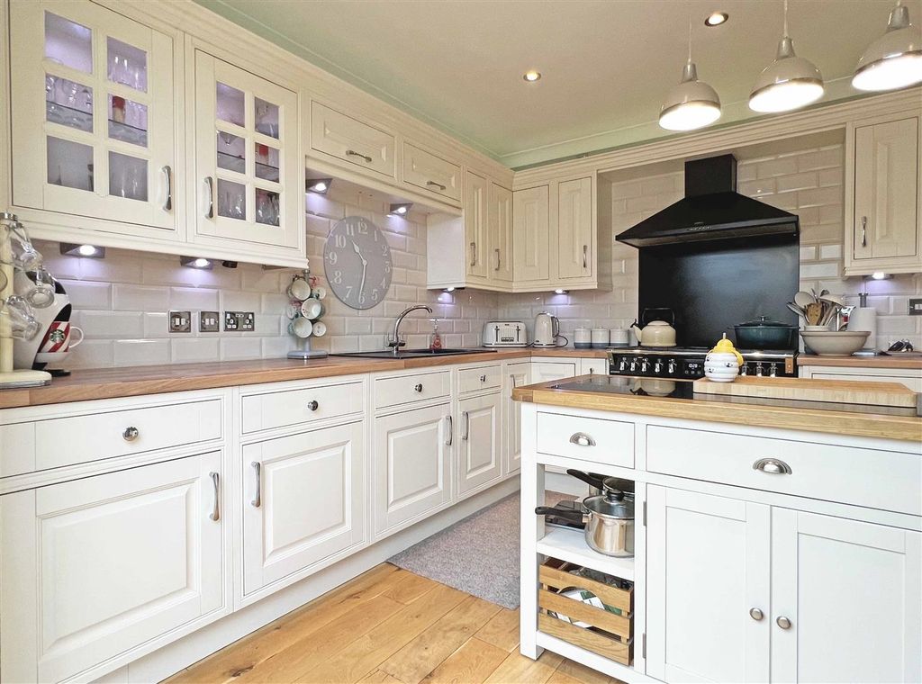 Property photo 3 of 28 Kitchen B.Jpg