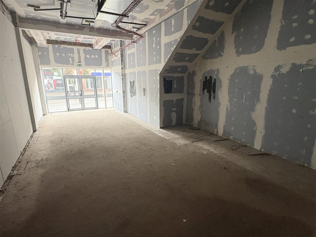 Property photo 1 of 4 Bright Long Open-Plan Space With Large Front Glass...