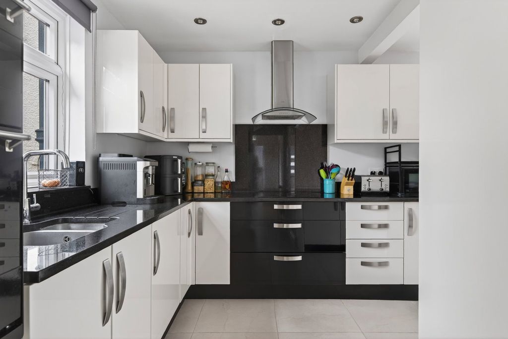 Property photo 1 of 34