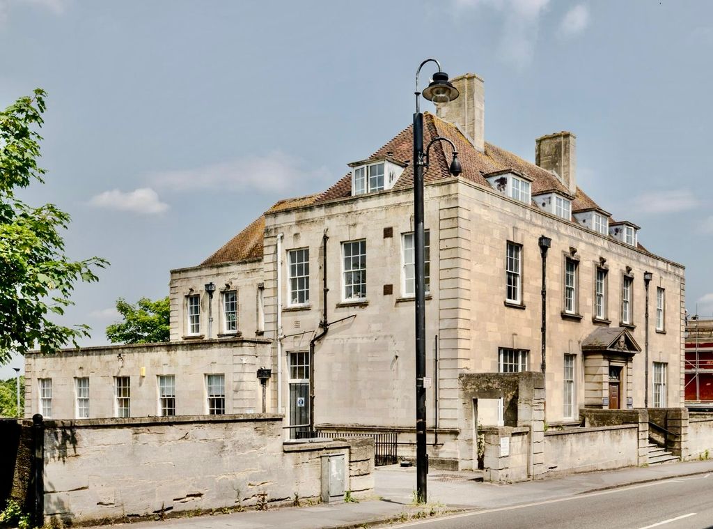 Property photo 2 of 17