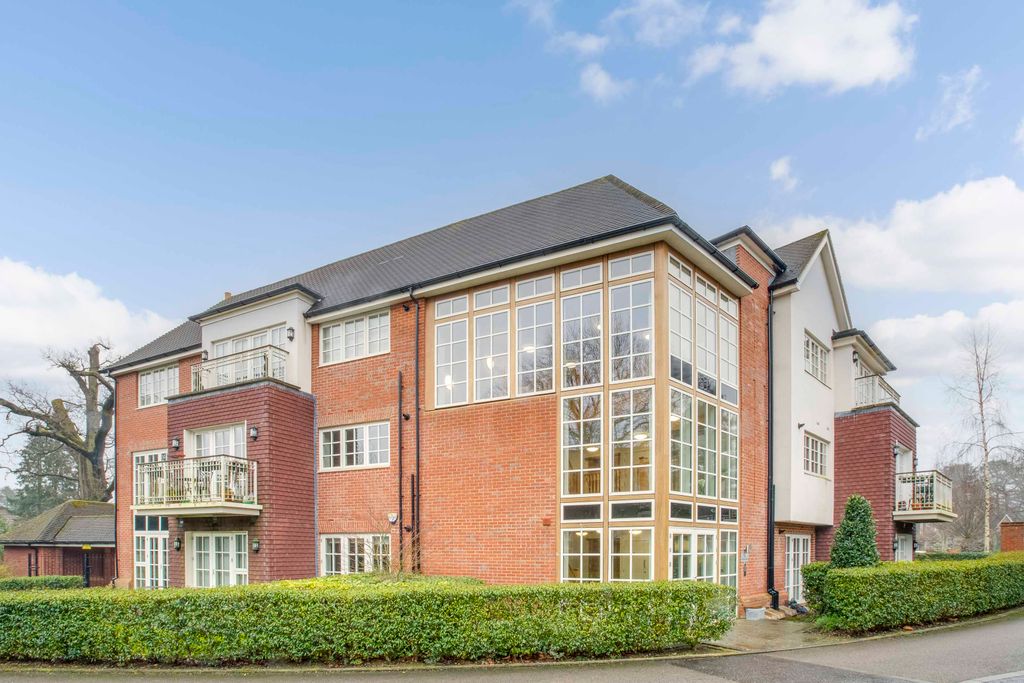 Property photo 2 of 11 12D The Meadowfield, Brayfield Lane, Hp8 4Fa (Low