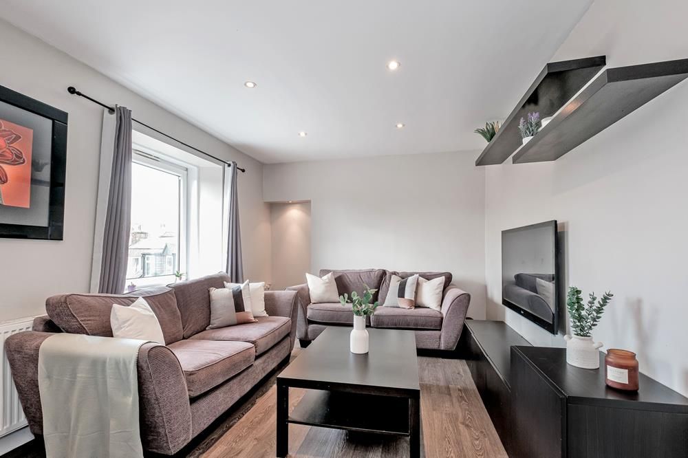 Property photo 1 of 10 Lounge
