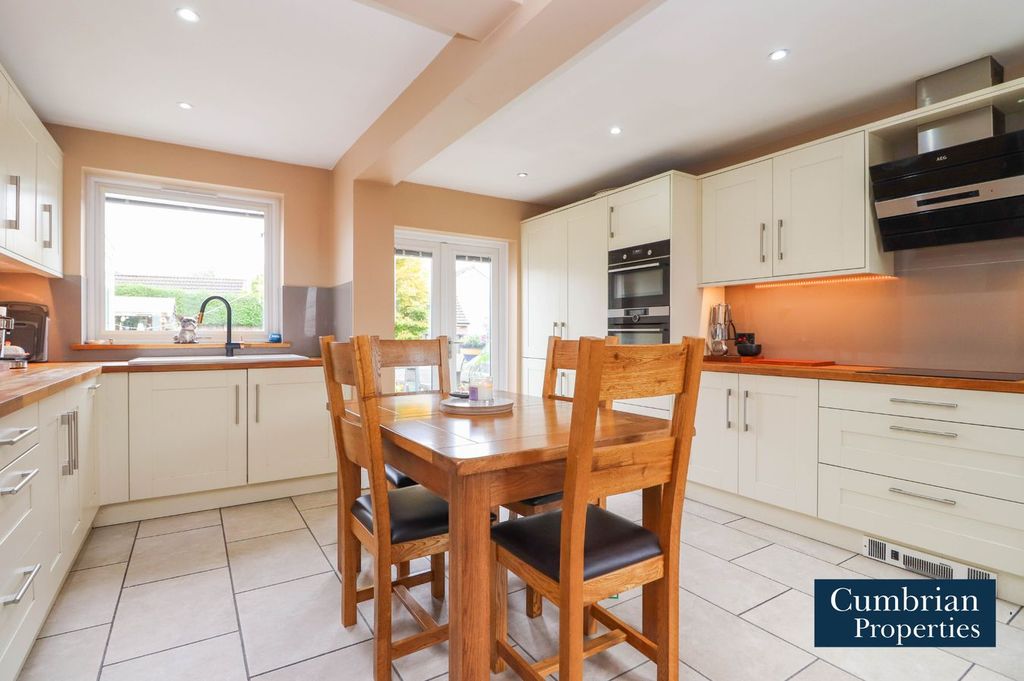 Property photo 2 of 20 Dining Kitchen
