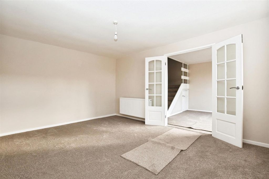 Property photo 3 of 23 Lounge