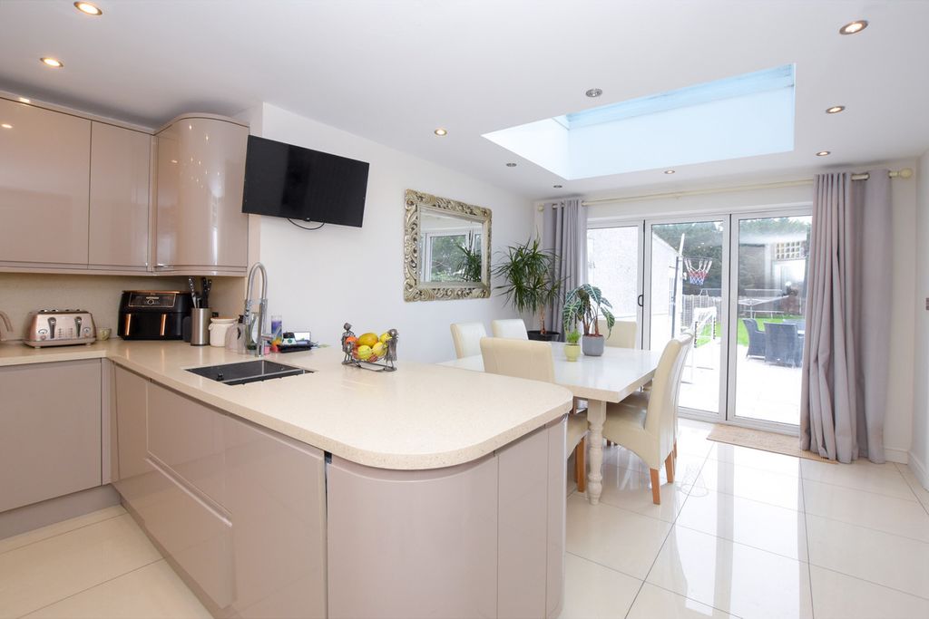 Property photo 2 of 35