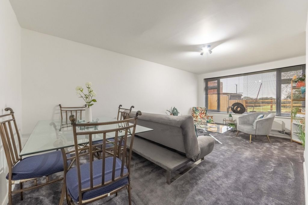 Property photo 2 of 8 Picture 2