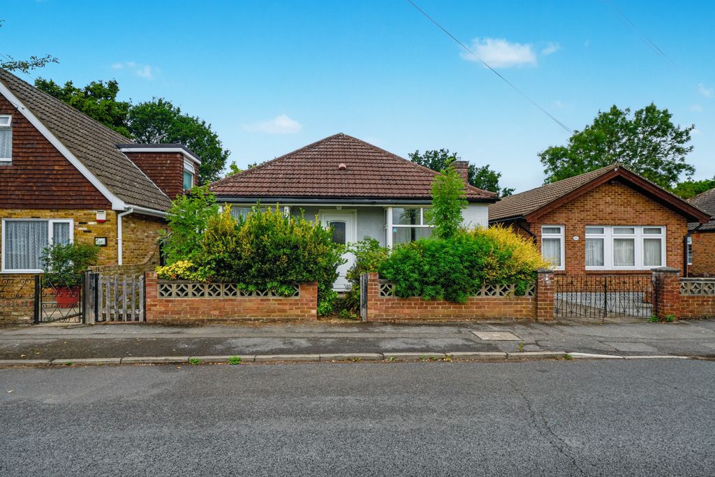 Property photo 1 of 16 129 Linden Avenue, Ruislip, Middlesex, Ha4 8Ty