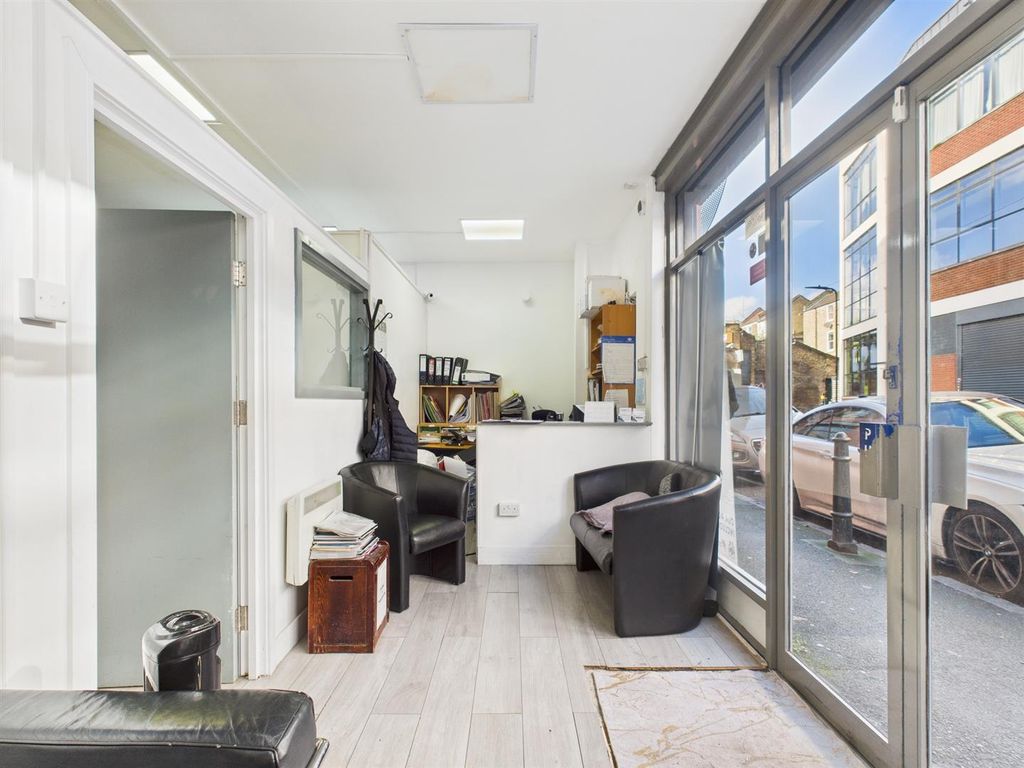 Property photo 3 of 18 Cam04237G0-Pr0261-Still003.Jpg