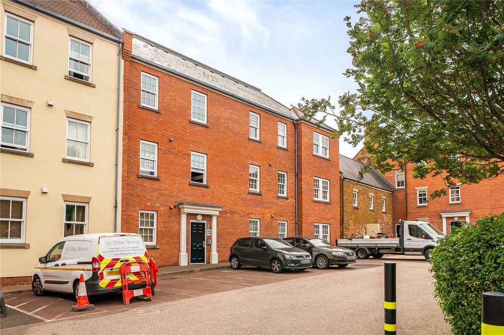 2 bed flat for salePeoples Place, Banbury OX16