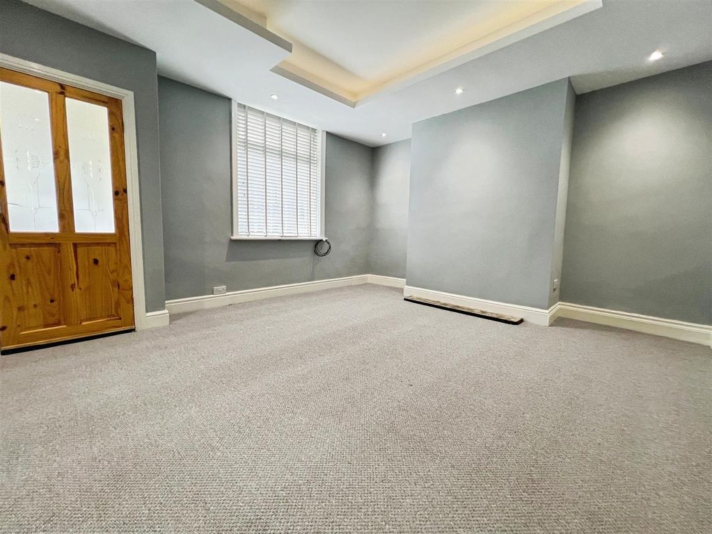 Property photo 2 of 19 Lounge