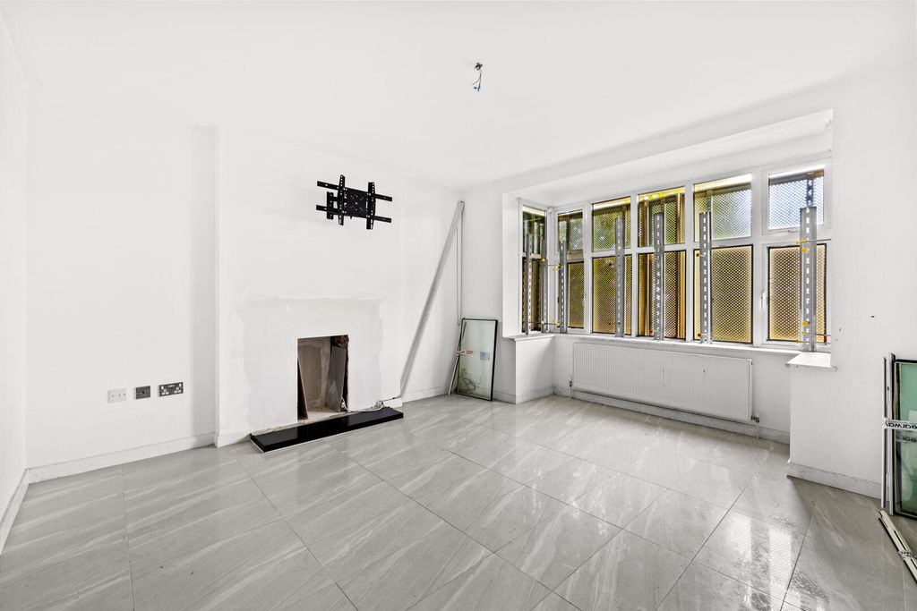 Property photo 3 of 18 Living Room