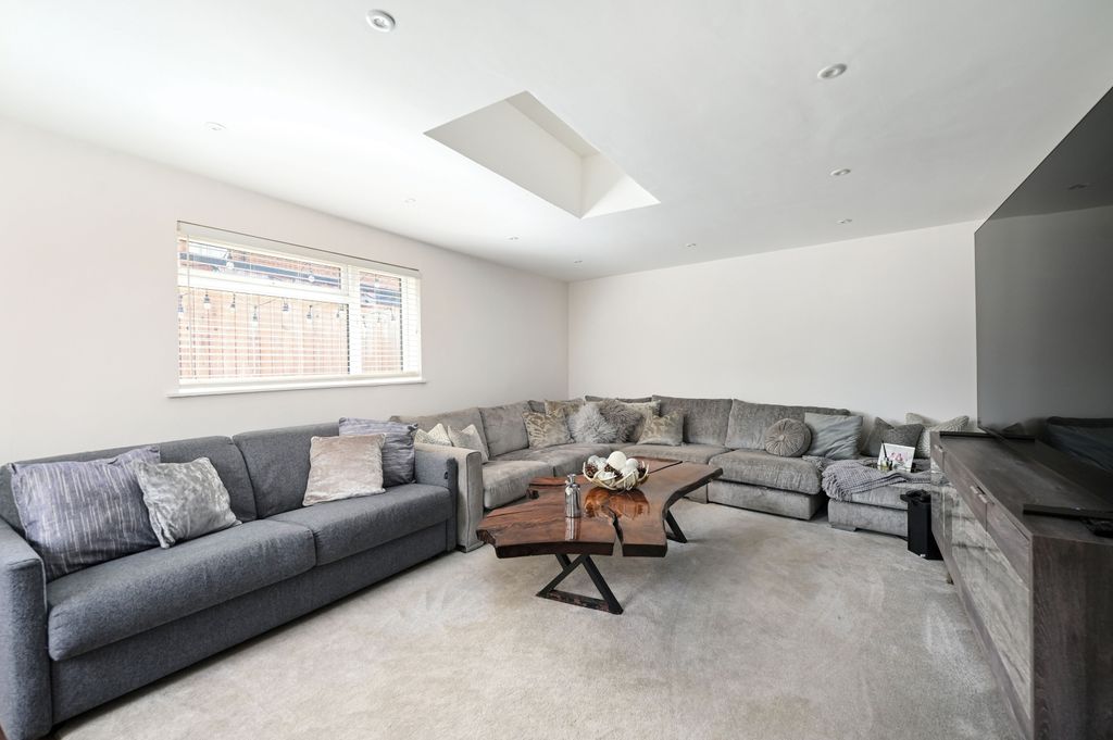 Property photo 2 of 19 6 Chestnut Close (1)