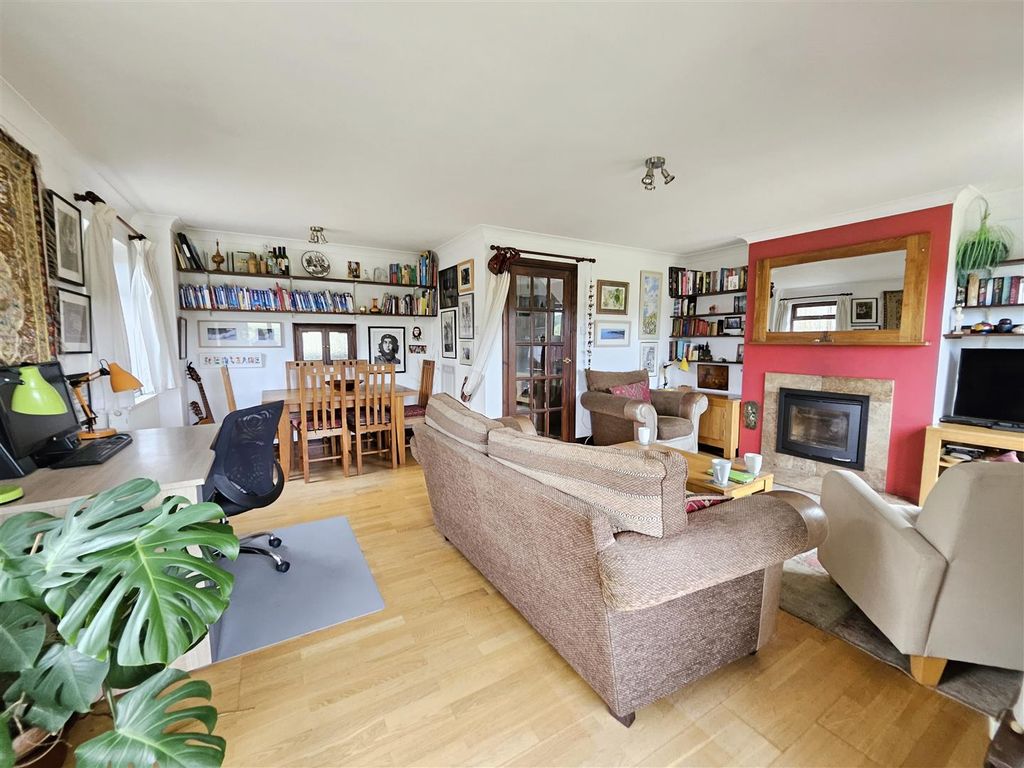 Property photo 3 of 27 Living Room