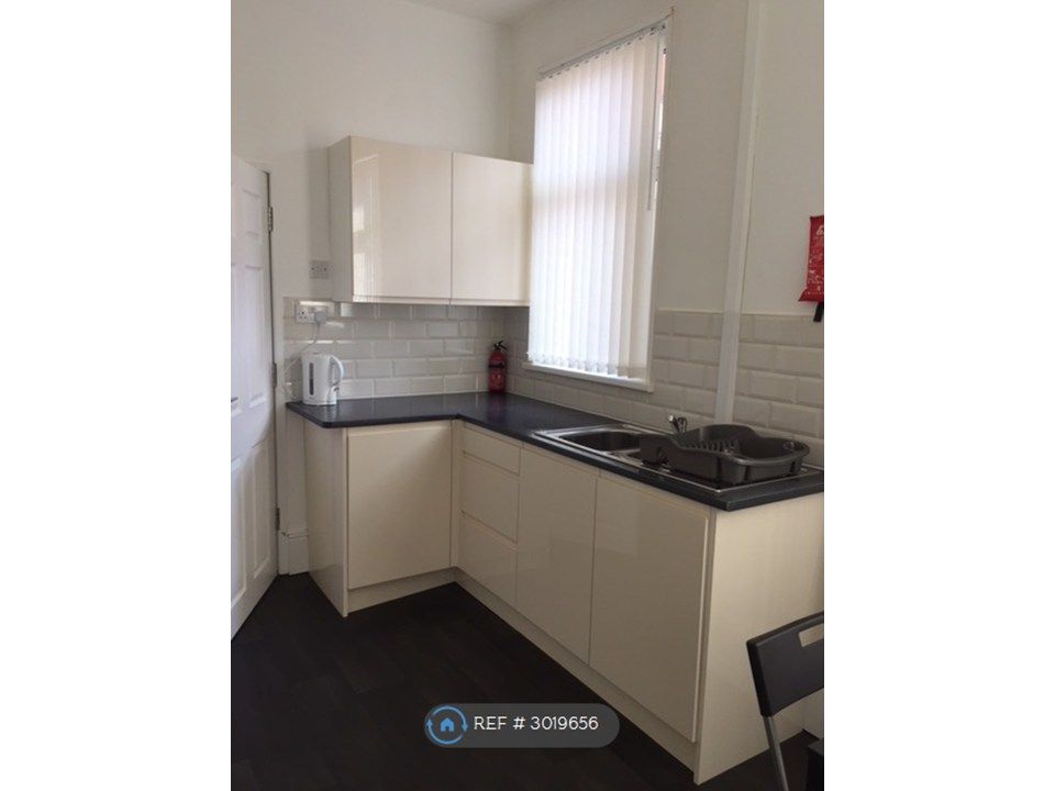 Property photo 3 of 10 Kitchen