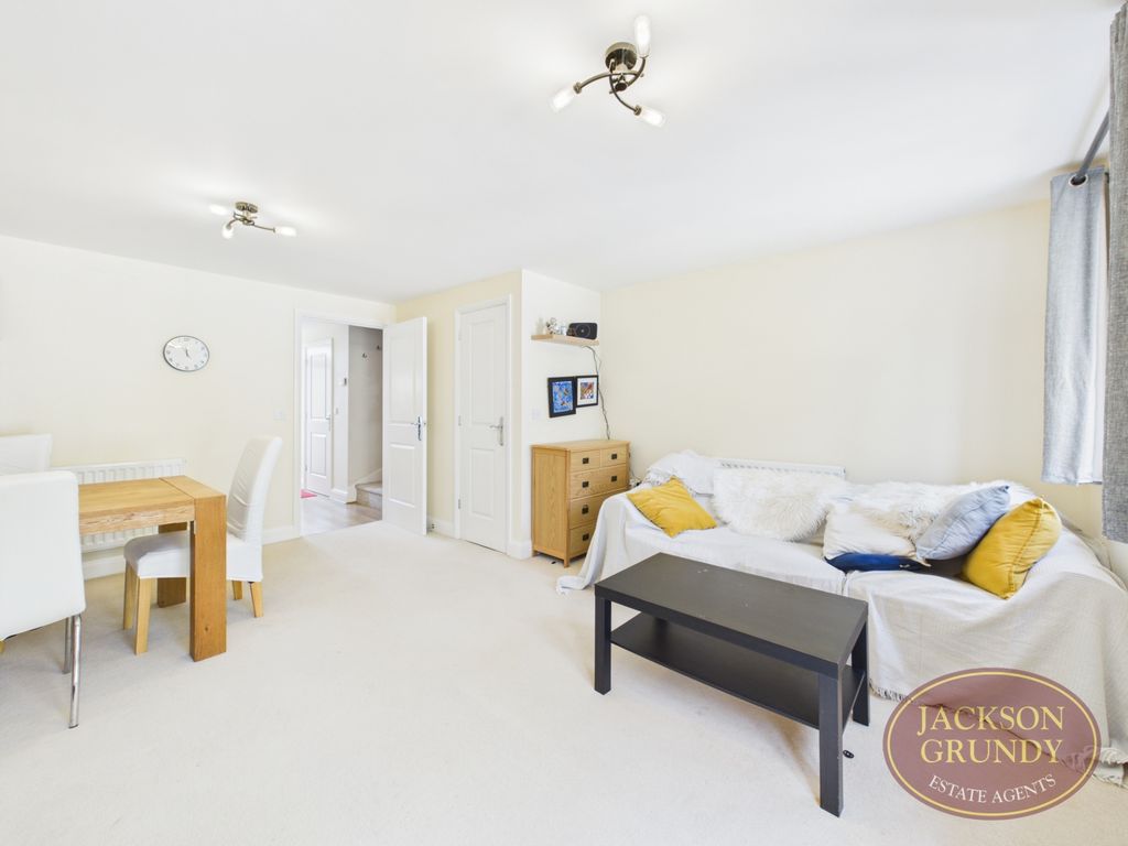 Property photo 2 of 12 Dennetts Close