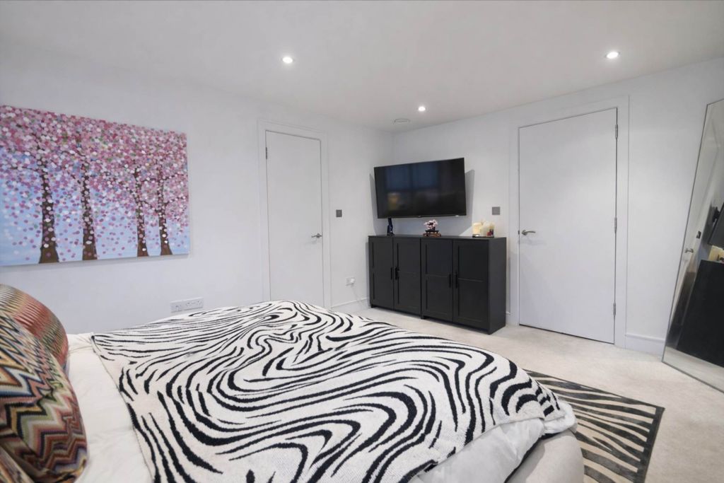 Additional image 7 of 2 bed penthouse for salePenthouse Apartment, Share Of Freehold, 999 Year Lease, Parkgate House, Great North Road, Hatfield AL9