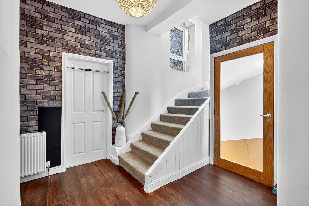 Property photo 3 of 27