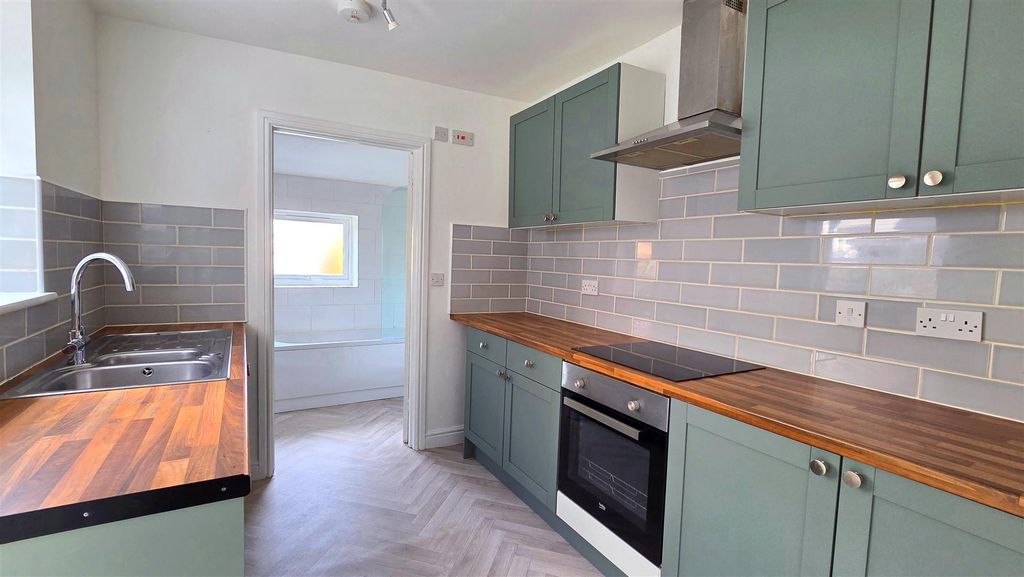 Property photo 3 of 11 Kitchen