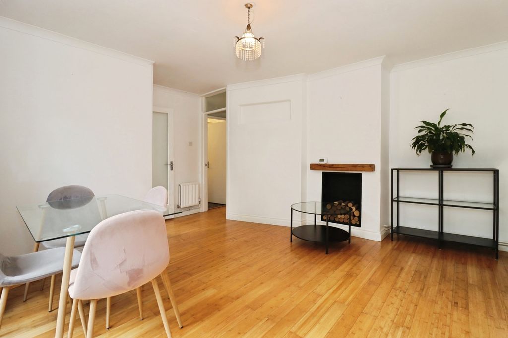 Property photo 2 of 17 Lounge