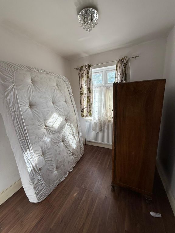 Property photo 1 of 6 Single Bedroom To Rent Close To Seven Kings Station- £550 Pcm