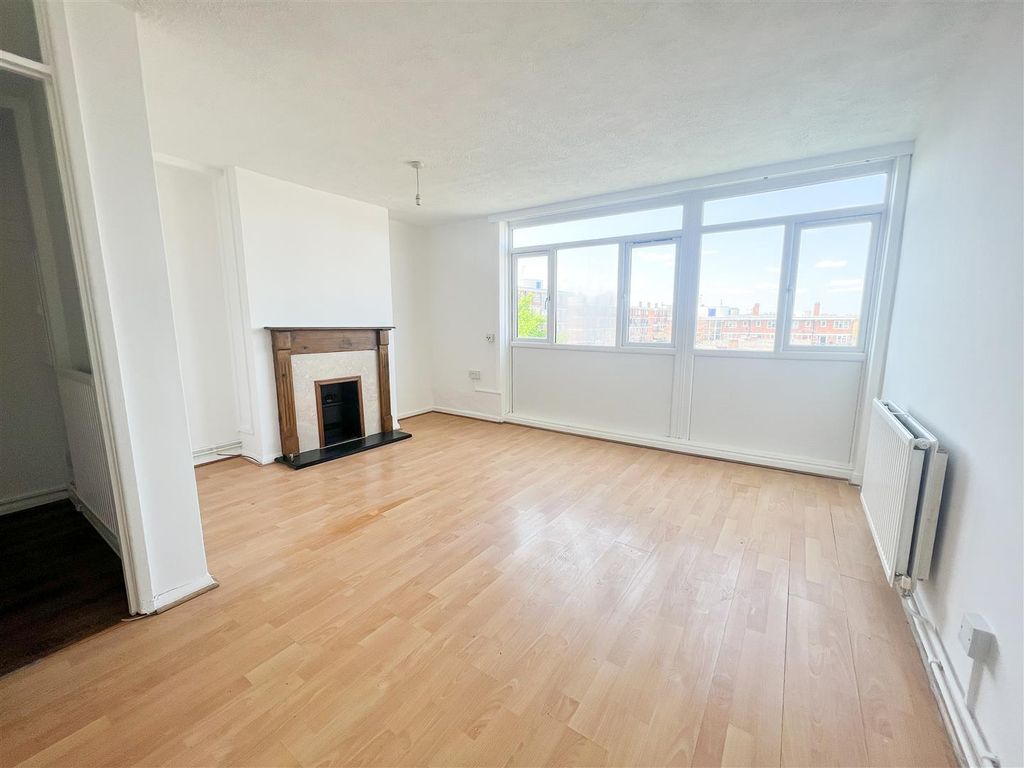 Property photo 2 of 9 Lounge