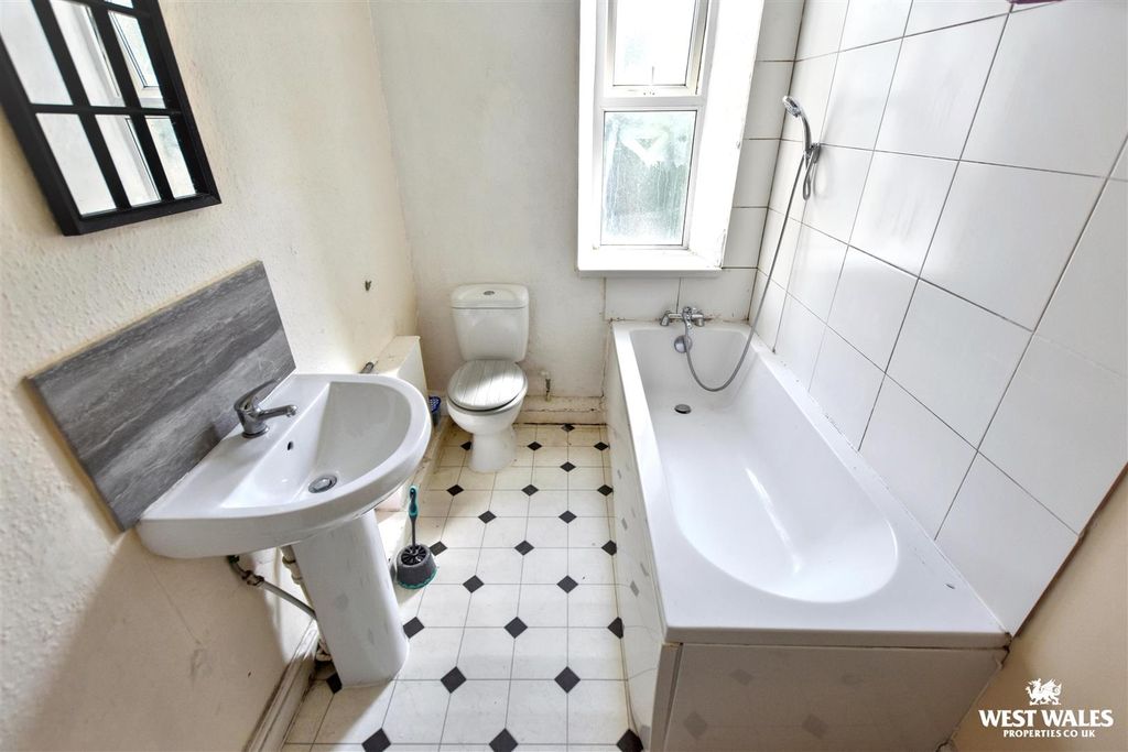 Additional image 7 of 2 bed flat for saleLower Hill Street, Hakin, Milford Haven SA73