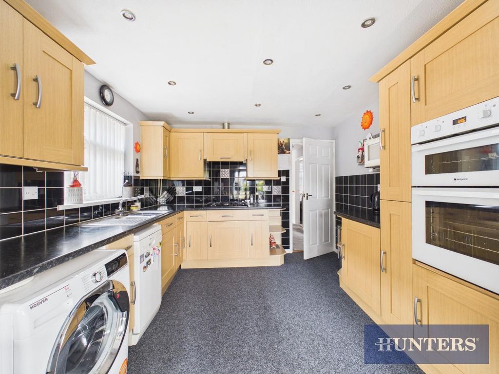 Property photo 3 of 12 Kitchen