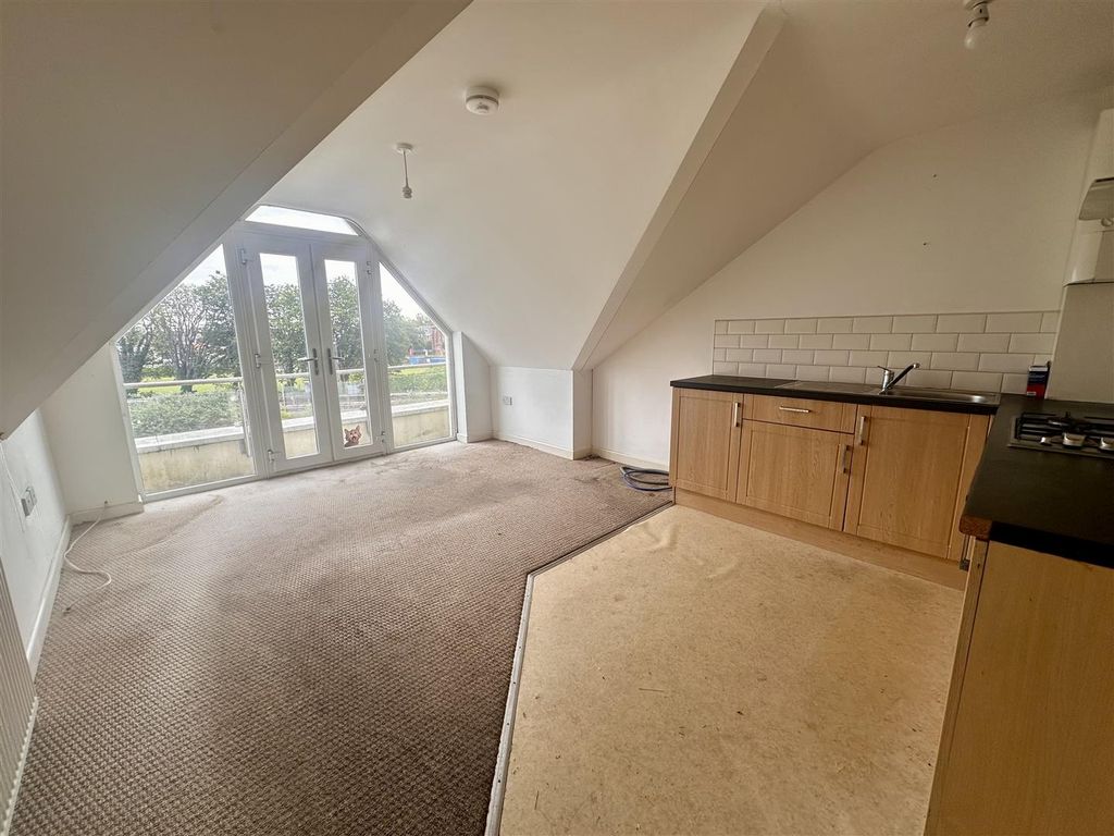 Property photo 2 of 10 Lounge/Kitchen