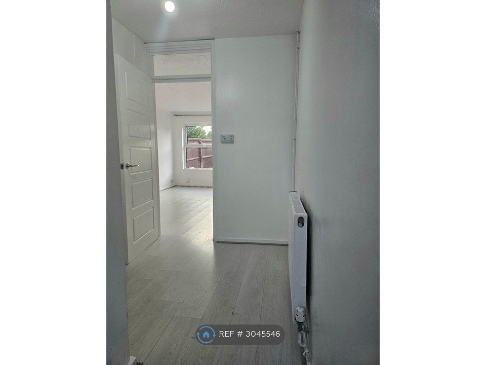 Property photo 2 of 24 Hallway