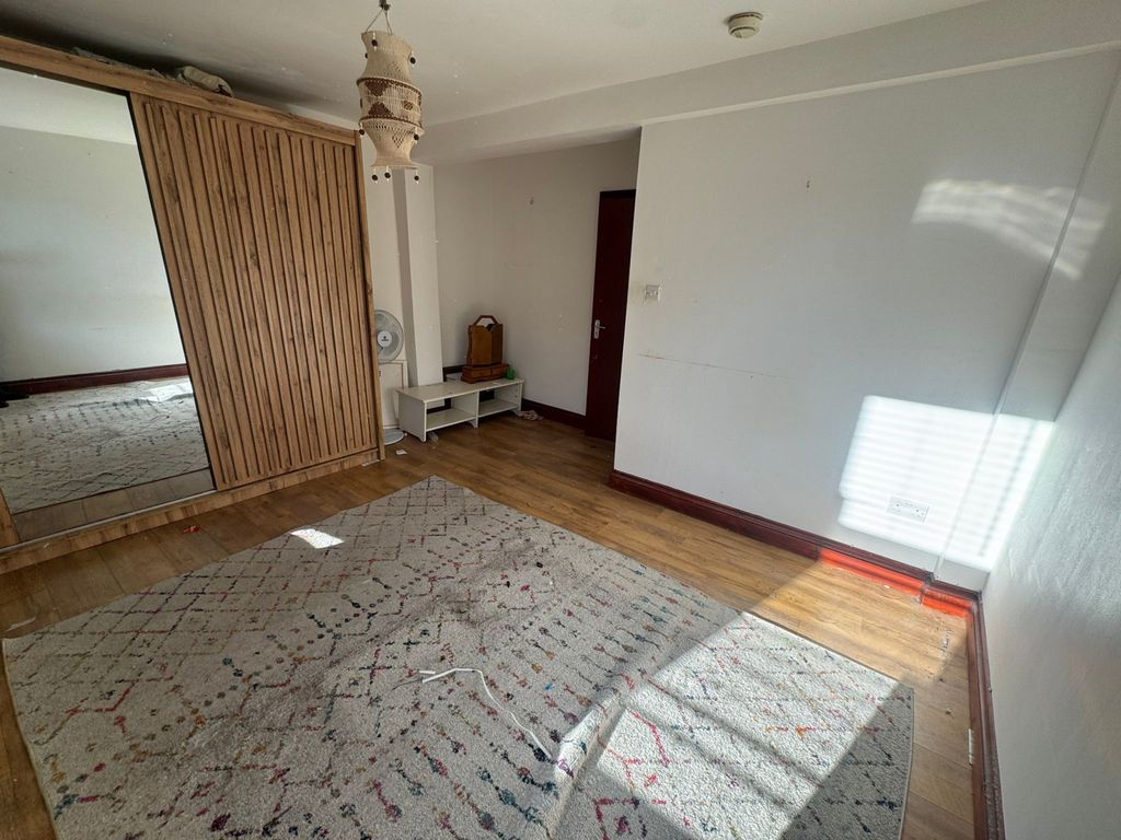 Property photo 1 of 5 1 Bed Flat To Rent Bethnal Green Road, London E2