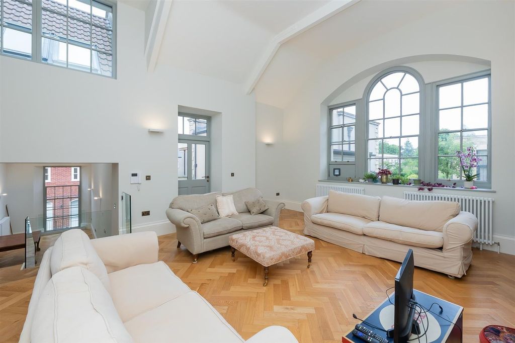 Property photo 1 of 38 Flat-2-5-School-Close-Bs6-7Eb-31.Jpg