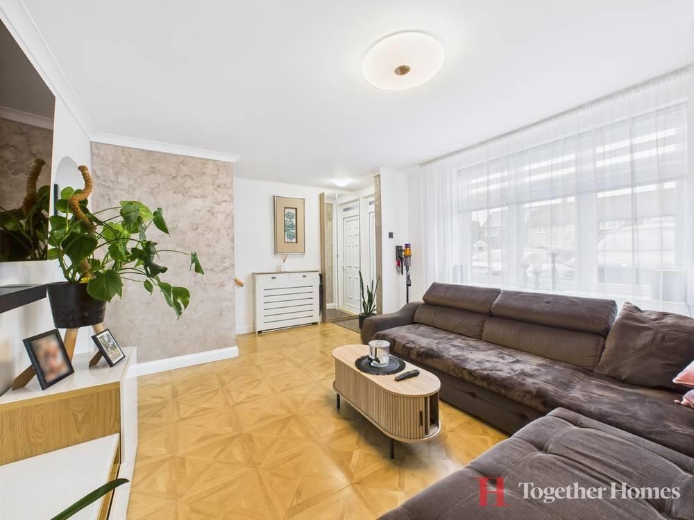 Property photo 3 of 15 Lounge