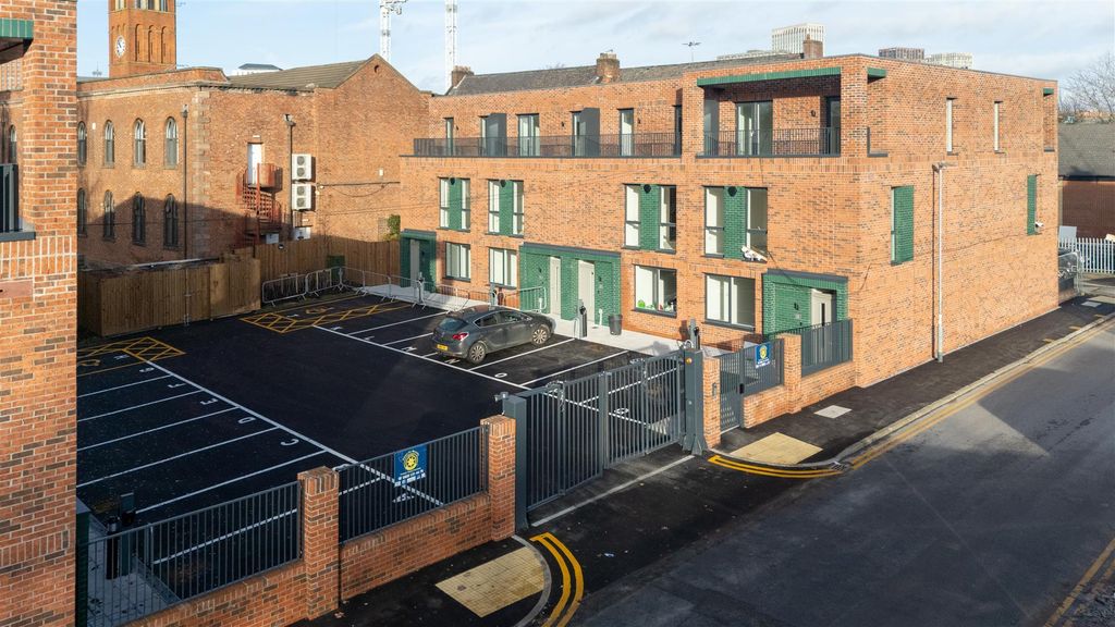 Property photo 3 of 13 Ext Car Pk.Jpg