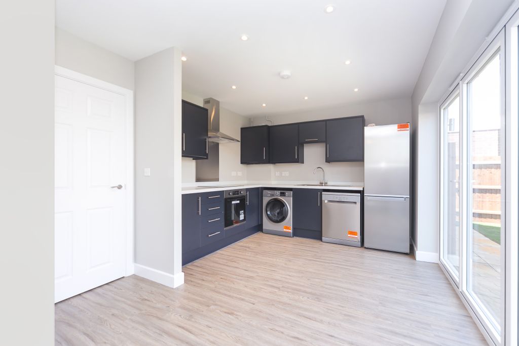 Property photo 1 of 11 Kitchen