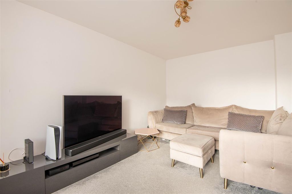 Property photo 2 of 21 Lounge