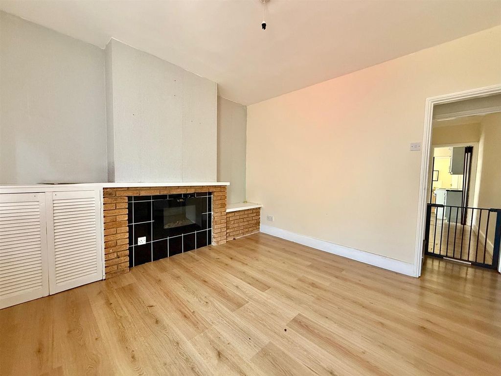 Property photo 3 of 10 Lounge.Jpg