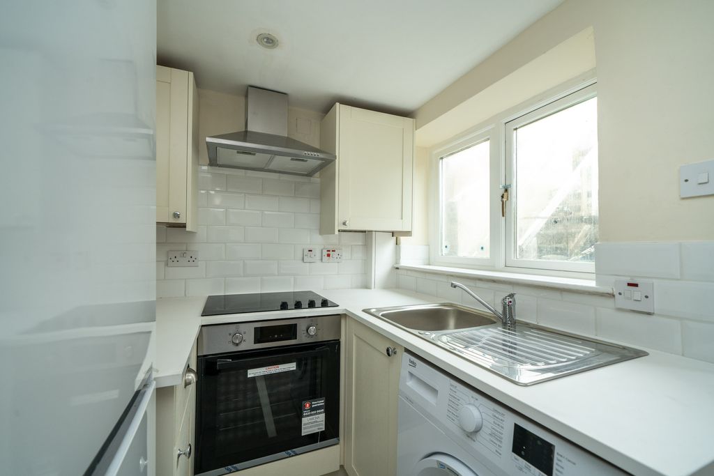 Property photo 2 of 14 5-Frogmore-Street-1003 (1)